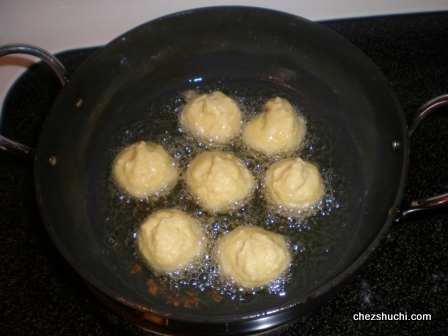 vadas just after pouring in the oil