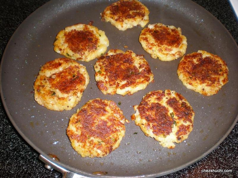 Aloo Tikkie cooking