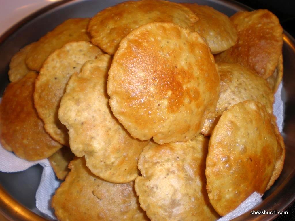 3 daal poori in the hot oil