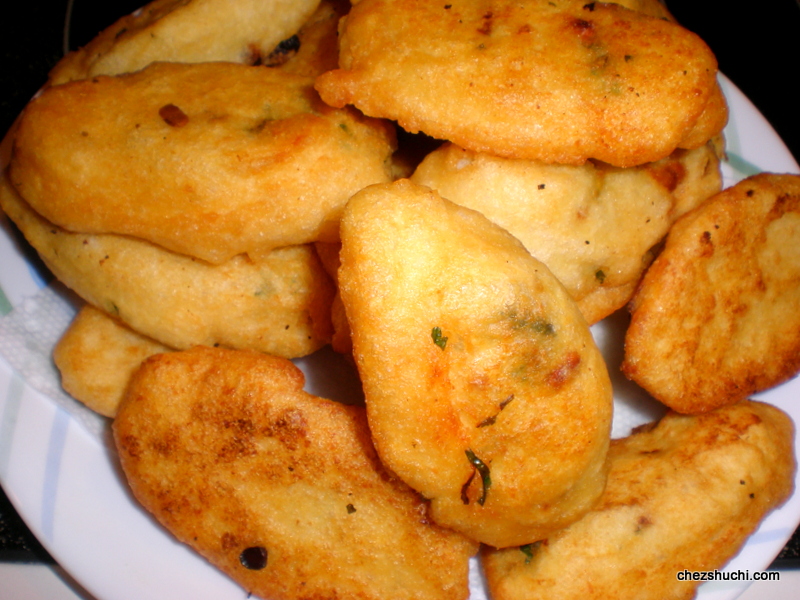 dahi-gujhiya-frying