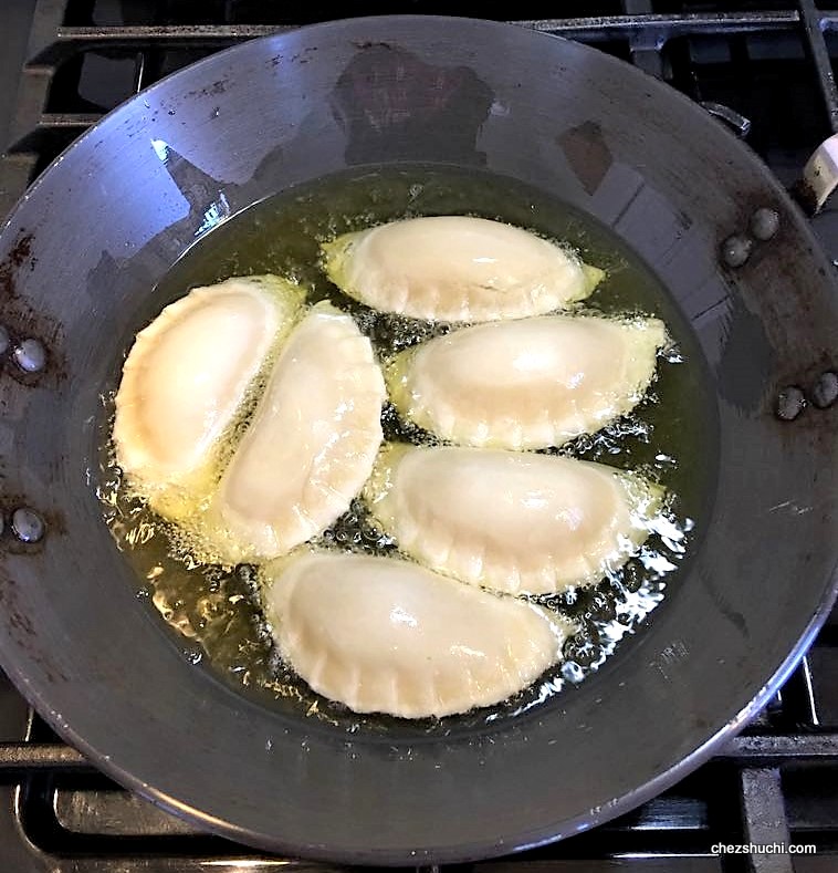 gujhiya frying