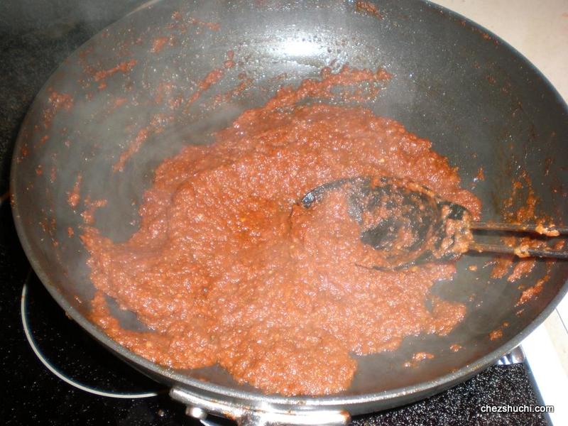 tomato frying for malai kofte