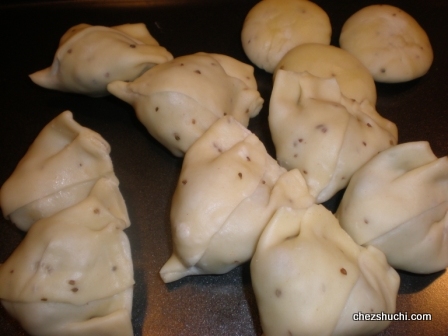 ready samosasas for deep frying